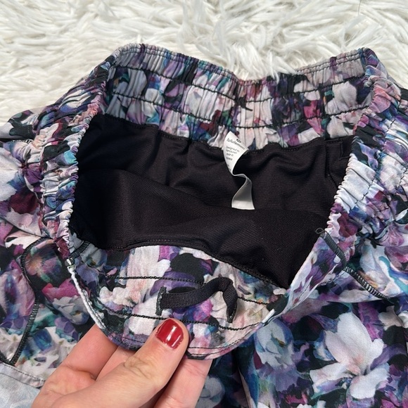 Lululemon Hotty Hot Short II *2.5" Utopia Multi / Deep Phantom - Picture 2 of 6